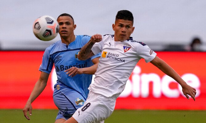 Vanderson y Jordy Alcívar luchan por el balón. Cuotas y picks LDU Quito vs Athletico Paranaense.