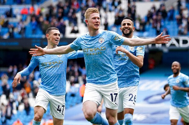 Kevin de Bruyne celebra un gol con sus compañeros en la imagen. Cuotas Leicester vs Manchester City.