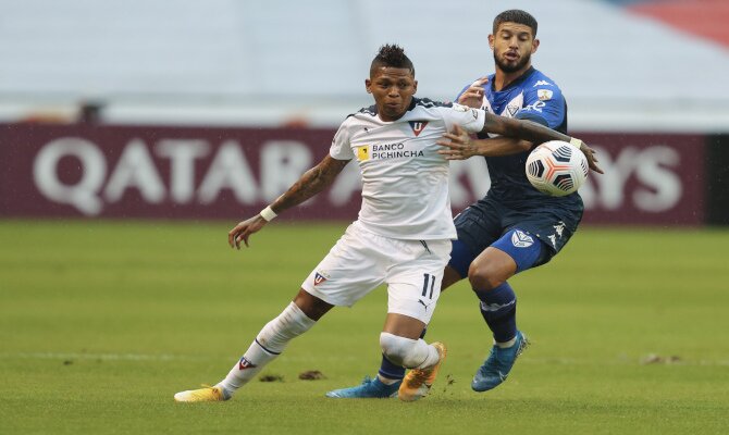 Matías de los Santos y Billy Arce luchan por el balón. Cuotas Liga de Quito vs Gremio, Libertadores.