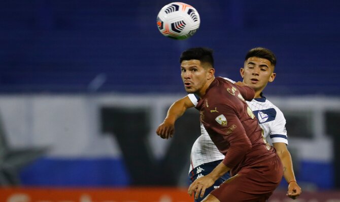 Christian Cruz lucha por el balón en la imagen. Cuotas y picks Liga de Quito vs Unión La Calera