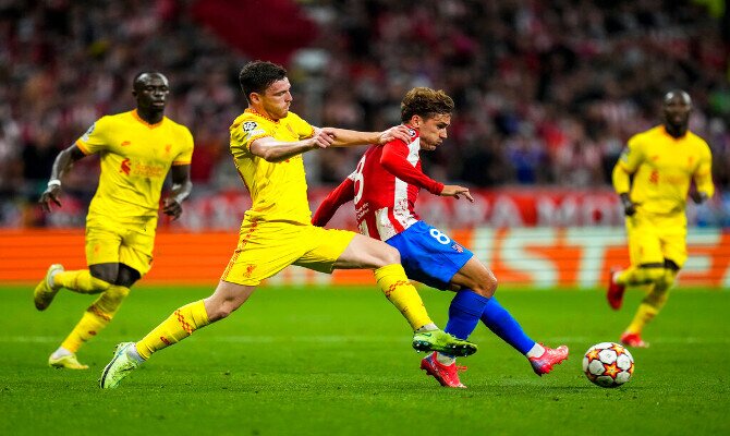 Antoine Griezmann dispara con la oposición de un rival. Cuotas y picks Liverpool vs Atlético Madrid.