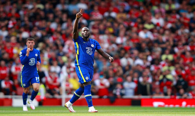 Lukaku celebra su primer gol con la camiseta del Chelsea. Cuotas y picks Liverpool vs Chelsea.