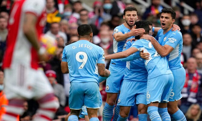 Gabriel Jesús y sus compañeros en el City celebran un tanto. Apuestas Manchester City vs Chelsea.