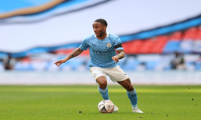 Imagen de Sterling con el balón. Picks de la final de la Carabao Cup, Manchester City vs Tottenham.