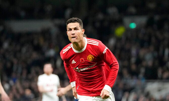 Cristiano Ronaldo celebra un gol anotado. Manchester United vs Manchester City, Premier League.