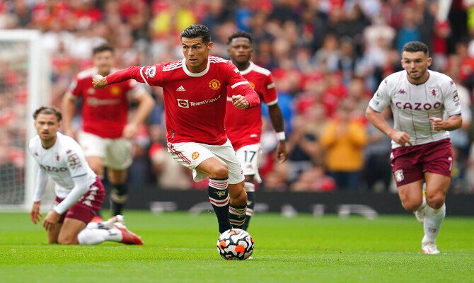 Imagen de Cristiano Ronaldo avanzando con el balón. Pronósticos del Manchester United vs Villarreal.