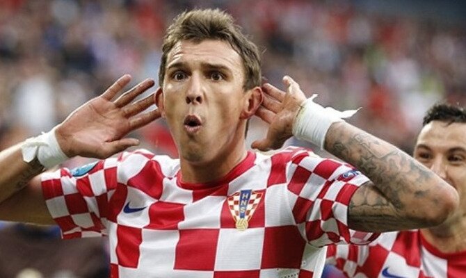 Mandzukic celebra un gol y su presencia influirá en las cuotas del Argentina Vs Croacia.