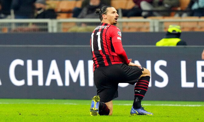 Imagen de Ibrahimovic apoyado en el suelo con una rodilla. Apuestas para el Milán vs Nápoles.