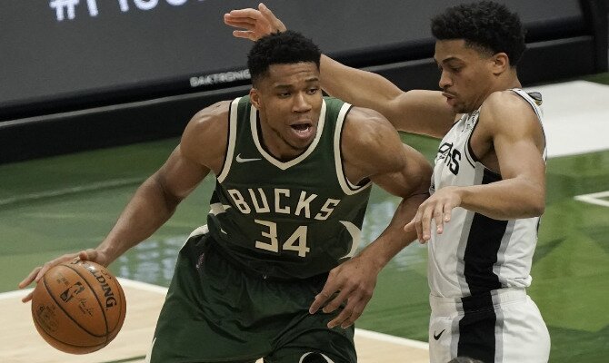 Giannis Antetokounmpo buscará mantener la buena racha de su equipo en el Milwaukee Bucks vs Boston Celtics.