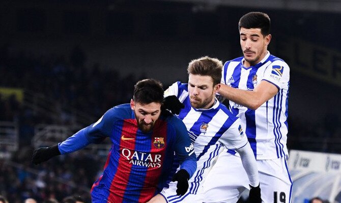 Messi (derecha) trata de regatear a Illarramendi. Conoce las cuotas del Real Sociedad vs Barcelona.