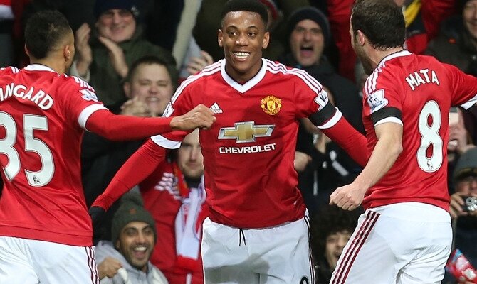 Anthony Martial (centro) celebra un gol. Conoce las cuotas del Manchester United vs Stoke City.