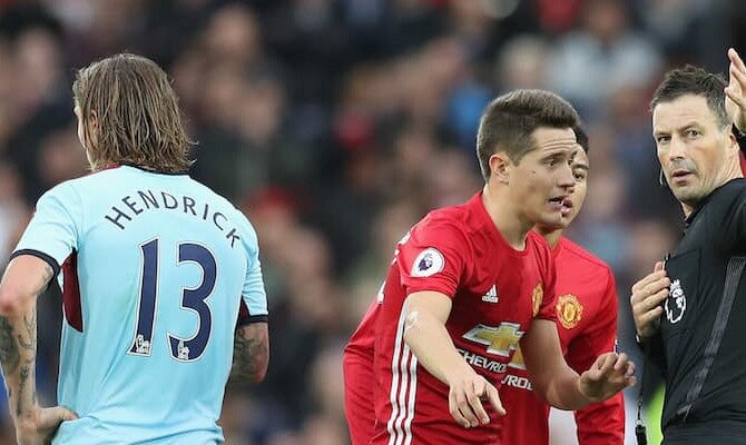 Ander Herrera protesta a un árbitro. Conoce las cuotas del Burnley FC vs Manchester United FC.