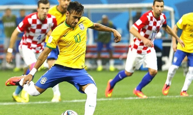 Neymar controla una bota con la cabeza. Conoce las cuotas del Olympique Lyon vs Paris Saint-Germain.