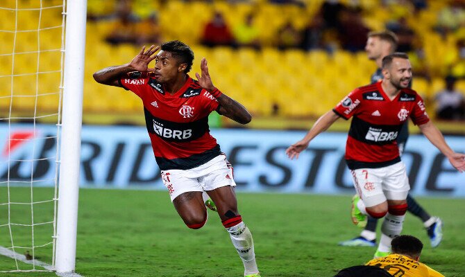 Bruno Henrique celebra uno de los goles que anotó en semifinales. Cuotas Palmeiras vs Flamengo.