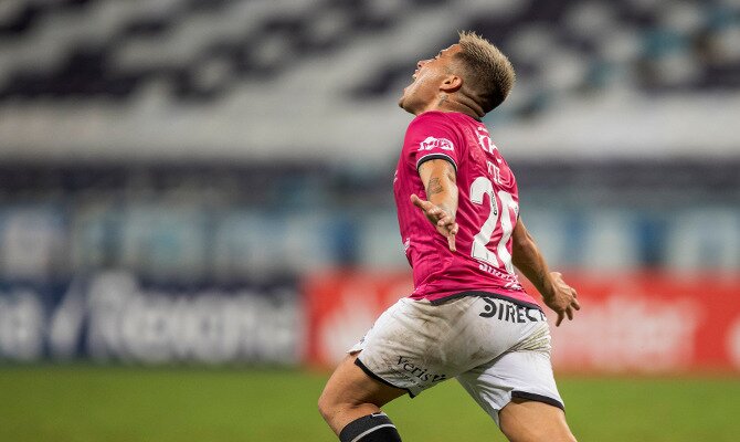 Imagen de Cristrian Ortiz festejando un gol. Picks y cuotas del Palmeiras vs Independiente Valle.