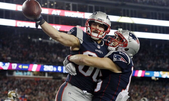 Brady (derecha) celebra un touchdown con los New England Patriots.