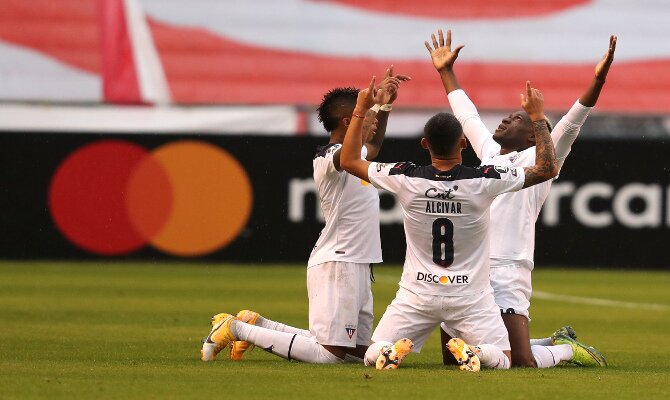 Varios jugadores celebran un gol de rodillas. Picks y cuotas de la jornada 3 de Copa Libertadores.