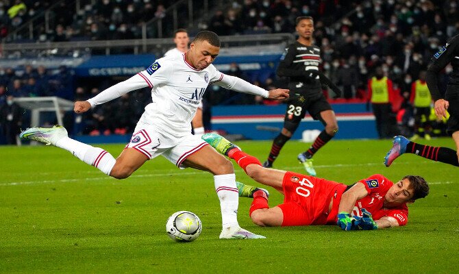 Mbappé regatea al portero rival para anotar. Pronósticos PSG vs Real Madrid de Champions League.