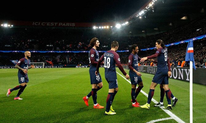 Cavani, Neymar y más jugadores celebran un gol. Conoce las cuotas del París Saint-Germain vs Mónaco.