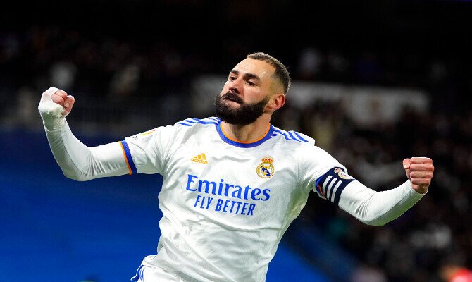 El francés Karim Benzema celebra un gol con los puños cerrados. Cuotas Real Madrid vs Athletic Club.