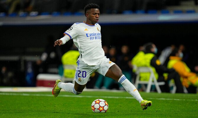 El brasileño Vinicius Jr conduce el balón. Mejores cuotas del Real Madrid vs Atlético Madrid, LaLiga