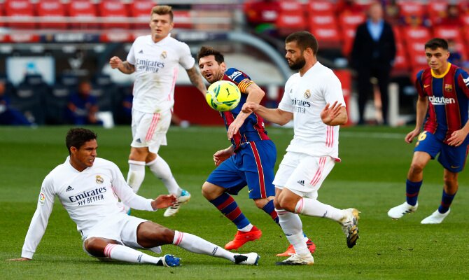 Real Madrid vs Barcelona se miden en LaLiga con el liderato en juego. Apuesta con nuestros picks