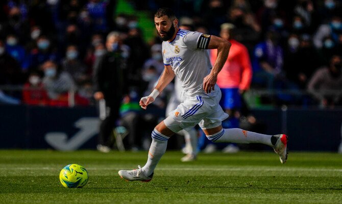 Karim Benzema disputa un balón en la imagen. Cuotas del Real Madrid vs Valencia de LaLiga Santander.