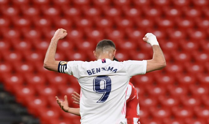 Imagen de Benzema celebrando un gol. Apuesta con nuestros picks en el Real Madrid vs Villarreal