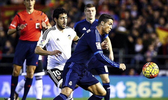 Cristiano Ronaldo (derecha) controla un balón ante Dani Parejo. Conoce las cuotas del Valencia Vs Real Madrid.