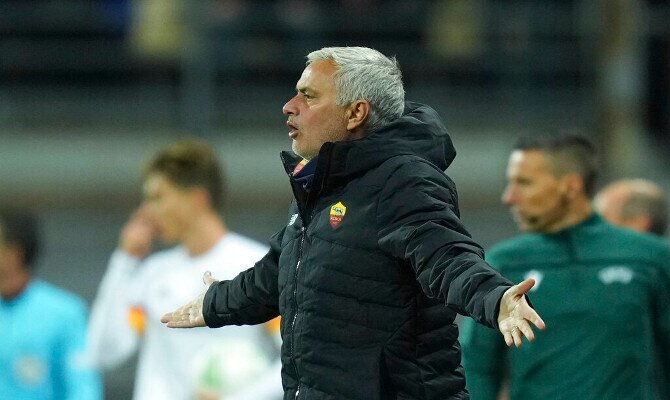 El DT portugués José Mourinho da órdenes en la imagen. Cuotas y picks del partido Roma vs Milán.