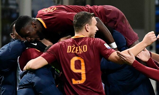 Dzeko y otros jugadores celebran un gol. Conoce las cuotas del Chelsea FC vs AS Roma.