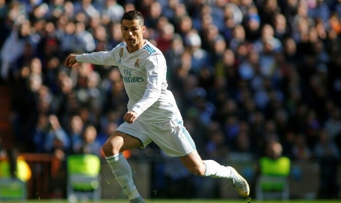 Cristiano Ronaldo se desmarca por un balón. Conoce las cuotas del Real Madrid Vs Deportivo