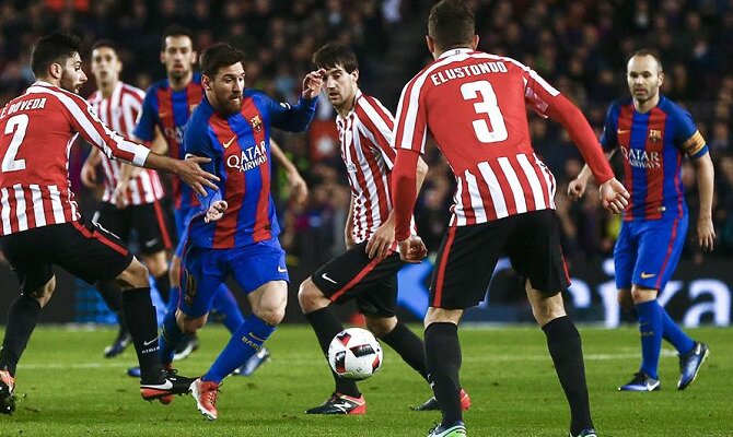 Messi conduce un balón entre jugadores del Athletic. Conoce las cuotas del FC Barcelona vs Athletic Club Bilbao.