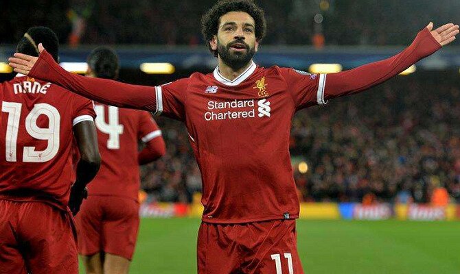 Mohamed Salah celebra un gol con los brazos abiertos hacia el público. Conoce las cuotas del Real Madrid Vs Liverpool.