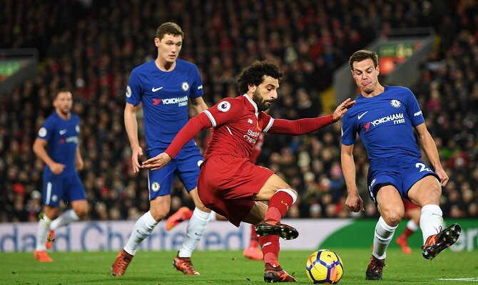 Salah y Azpilicueta disputan un balón. Conoce las cuotas del Chelsea FC vs Liverpool FC.