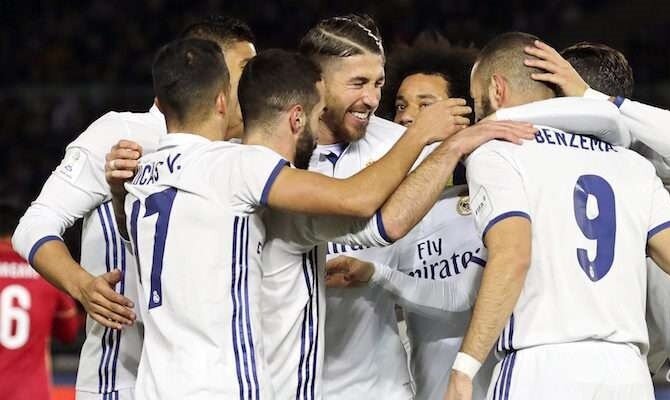 Benzema, Ramos y otros compañeros celebran un gol.