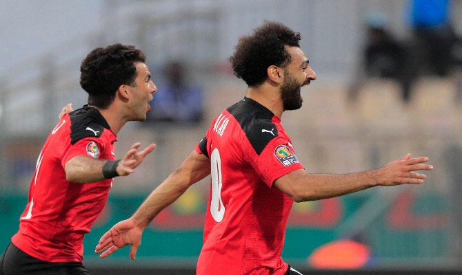 El egipcio Mohamed Salah celebra un gol anotado. Picks final de Copa África, Senegal vs Egipto.