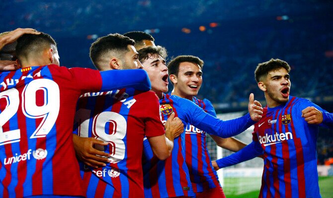 Gavi, Nico y Jutglá celebran un gol. Picks para el Sevilla vs Barcelona de LaLiga Santander.