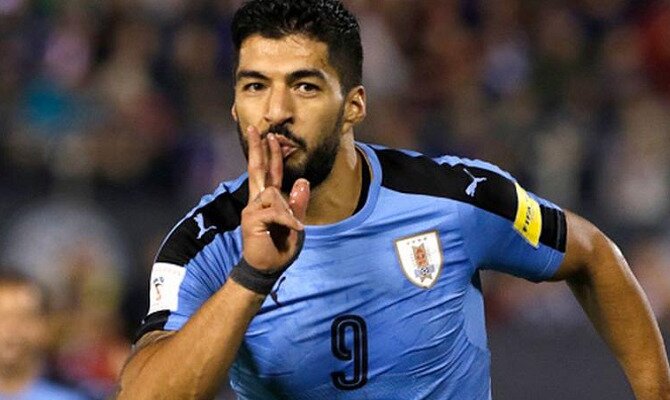 Luis Suárez regatea a un defensa del Betis. Conoce las cuotas del Betis vs Barcelona.