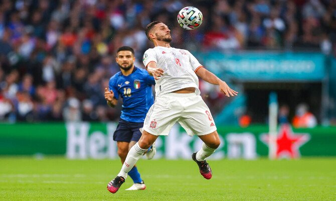 El español Koke controla un balón en la imagen. Picks Suecia vs España, Eliminatorias Qatar 2022