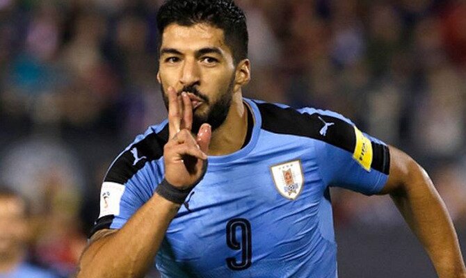 Luis Suárez se besa los dedos tras un gol. Conoce las cuotas del Uruguay vs Portugal.