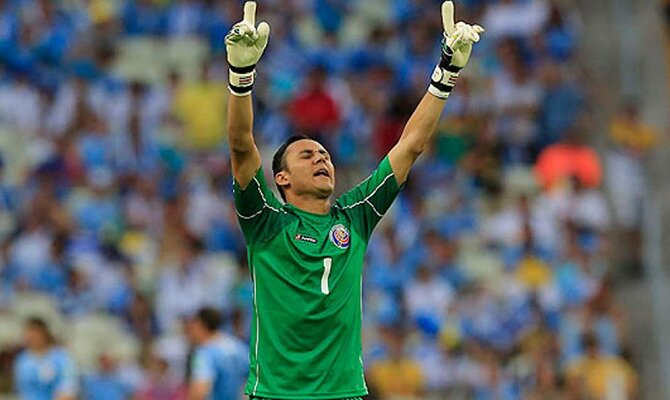 Keylor Navas alza los brazos al cielo. Conoce las cuotas del Costa Rica vs Serbia.