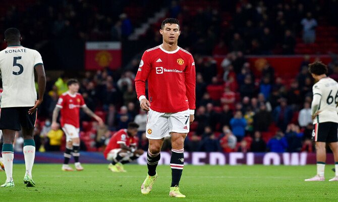 Cristiano Ronaldo lamenta la reciente derrota en Old Trafford. Picks Tottenham vs Manchester United.