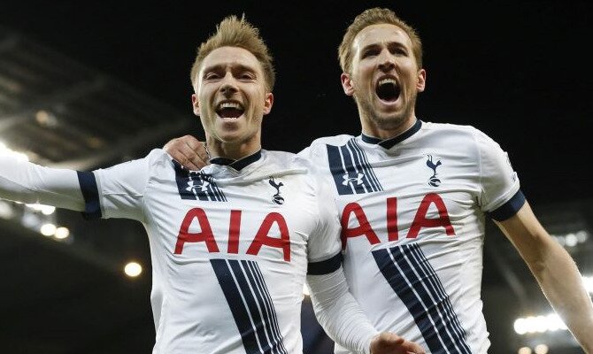 Erikssen (izquierda) y Harry Kane (derecha) celebran un gol. Conoce las cuotas del Real Madrid vs Tottenham.