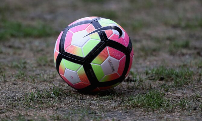 Ten tus cuotas a punto cuando ruede el balón en el Universidad Católica vs Liverpool de Montevideo