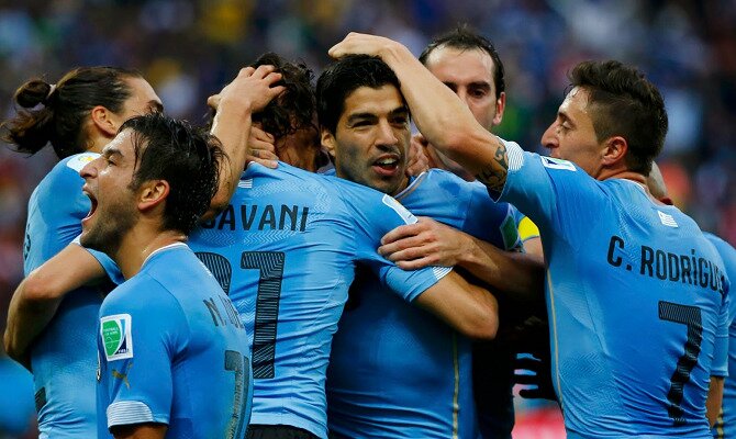 Los jugadores de Uruguay se abrazan celebrando un gol. Conoce los pronósticos del Uruguay vs Arabia Saudí.