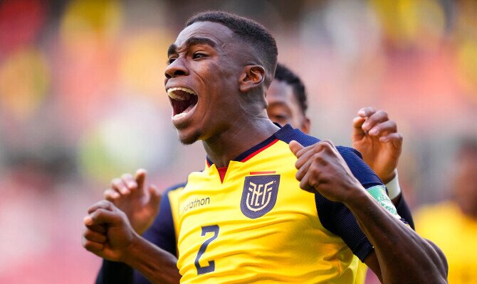 Félix Torres celebra uno de los goles anotados con su selección. Cuotas y picks Uruguay vs Ecuador.