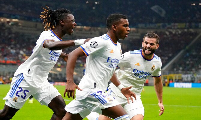 Rodrygo celebra junto a Camavinga. Cuotas y picks del Valencia vs Real Madrid, LaLiga Santander.