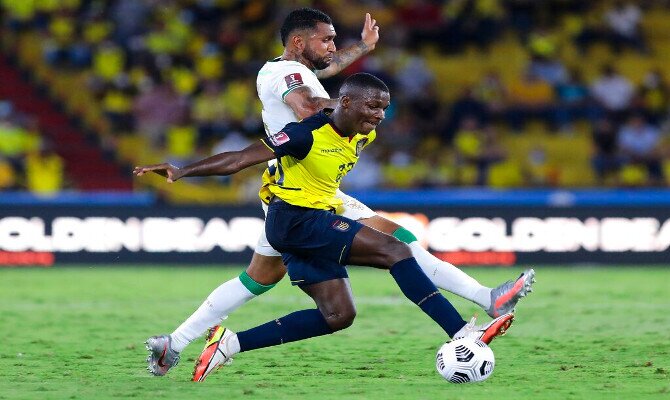 Moisés Caicedo disputa un balón con Ecuador. Cuotas Venezuela vs Ecuador de Eliminatorias Conmebol