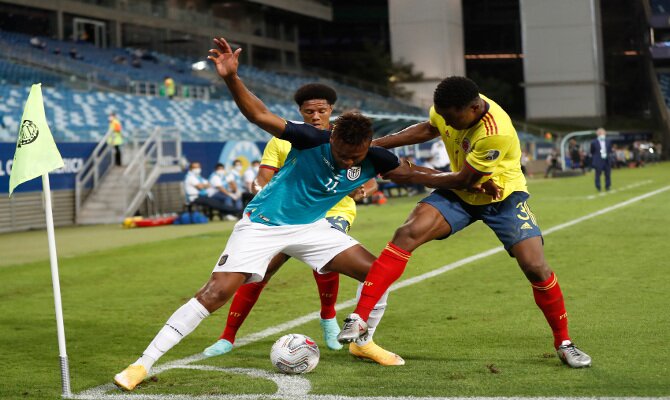 Imagen de tres jugadores peleando por el balón en el córner. Cuotas y picks Venezuela vs Ecuador.